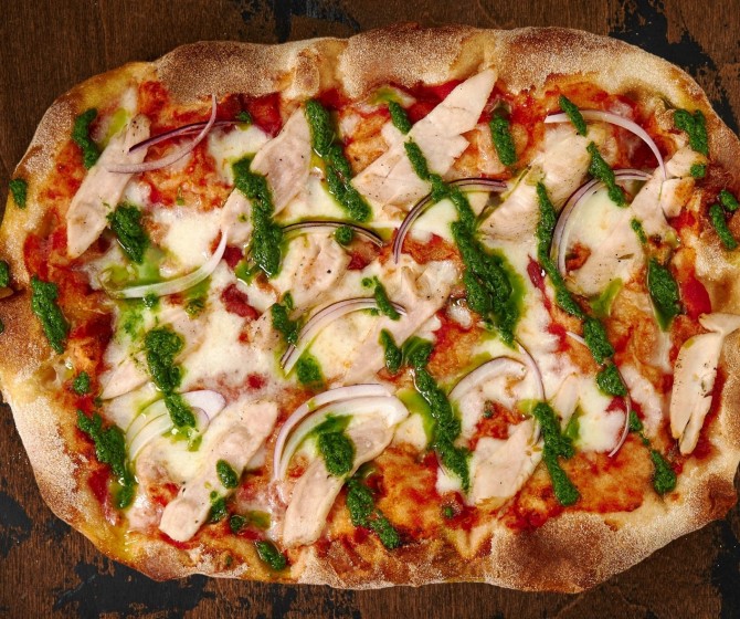 Пицца римская с курицей и соусом песто