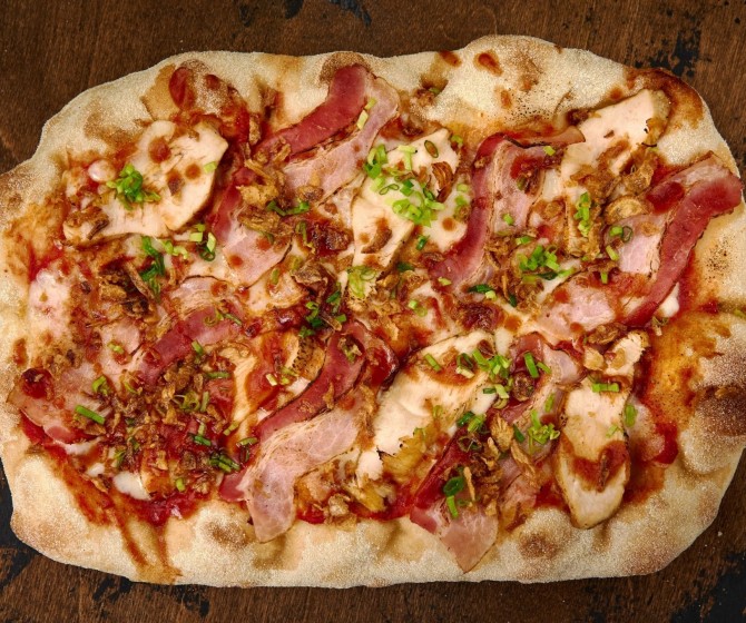 Пицца римская с курицей, беконом и соусом BBQ