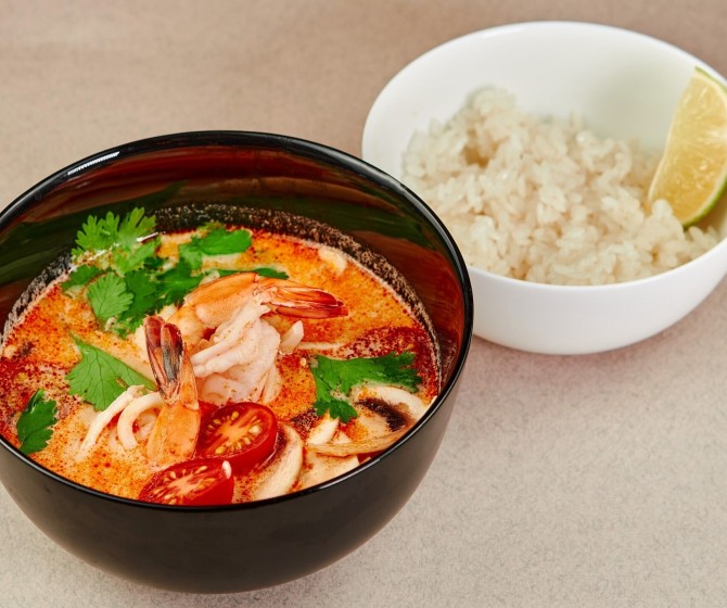 Том Ям с креветками и кальмарами карри