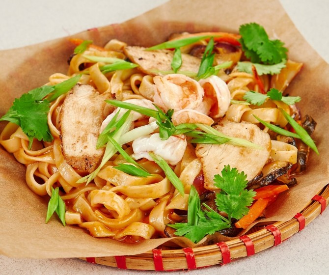 Удон с креветками и курицей в соусе Том-Ям 