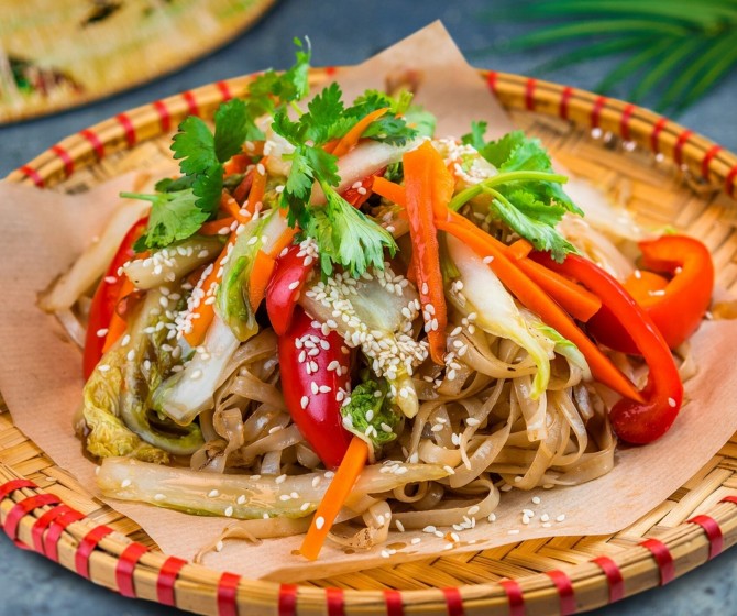 Удон с сезонными овощами и грибами