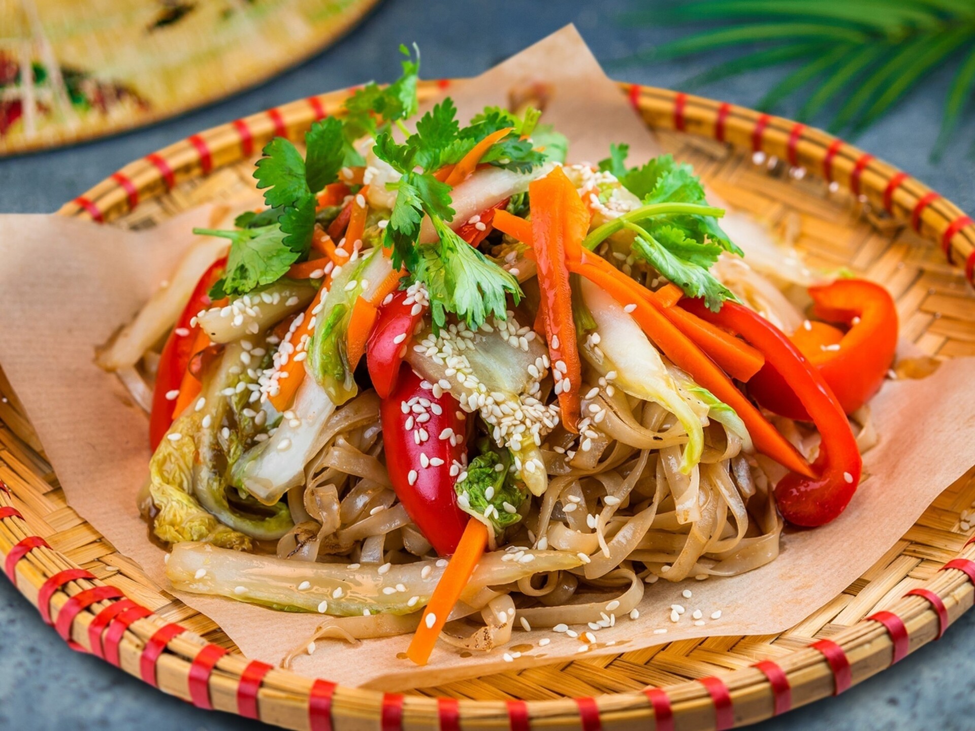 Удон с сезонными овощами и грибами