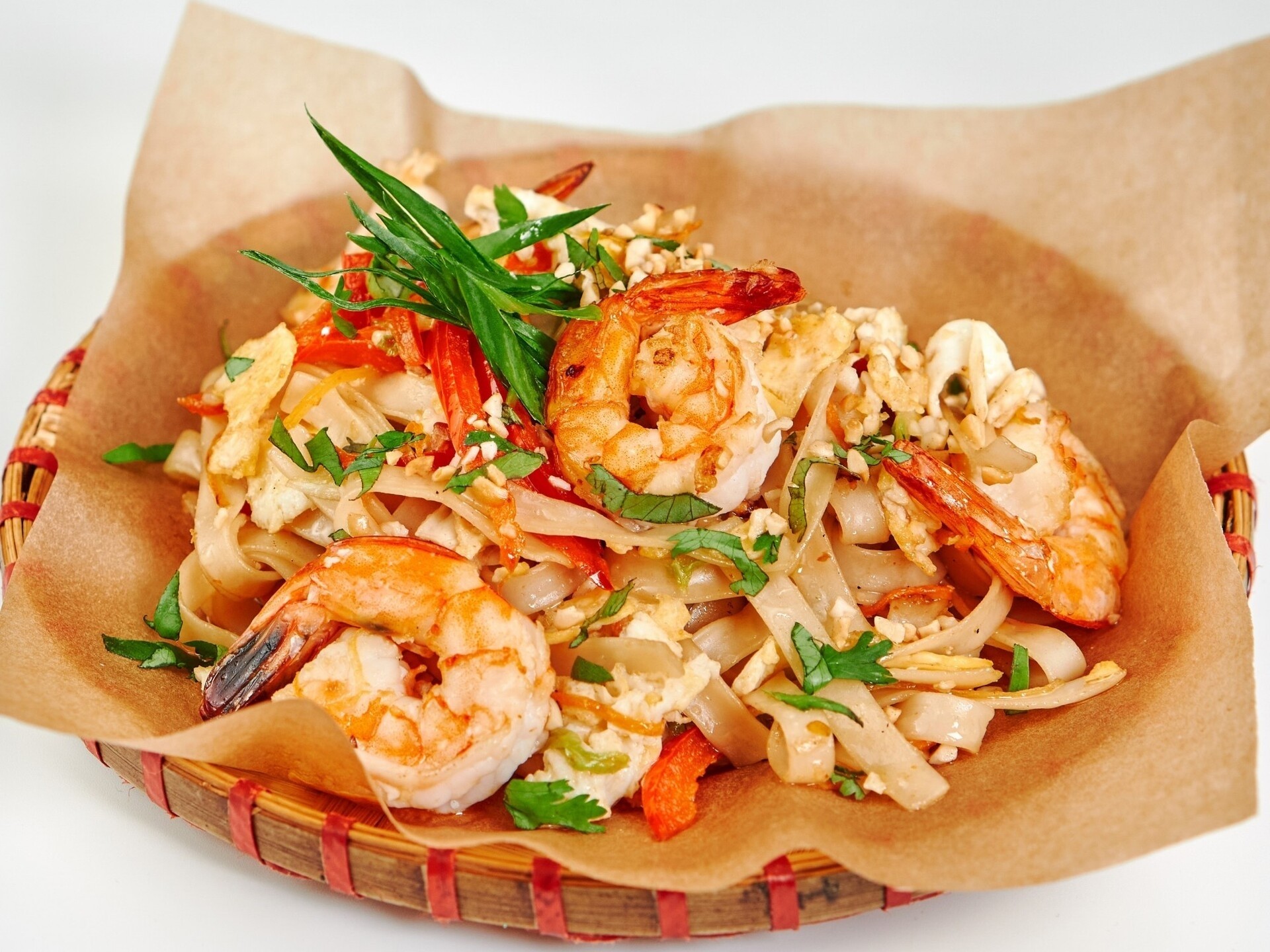 Пад Тай с тигровыми креветками, овощами и арахисом