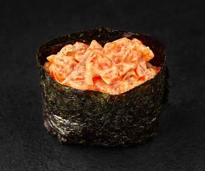 Гункан с лососем 