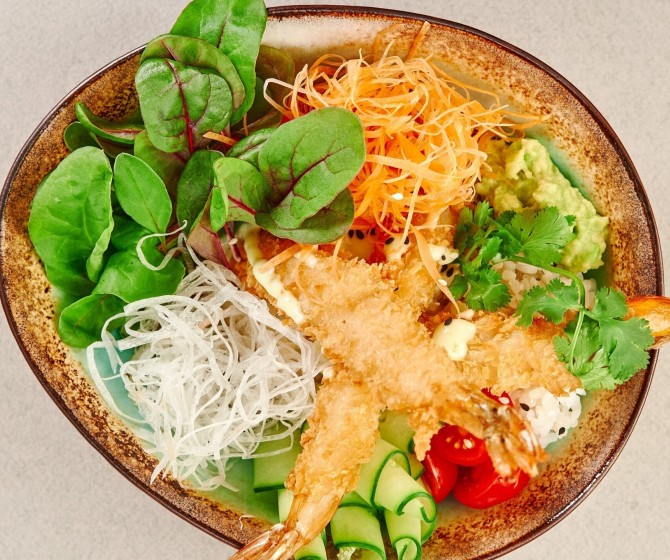 Боул с креветками и соусом васаби