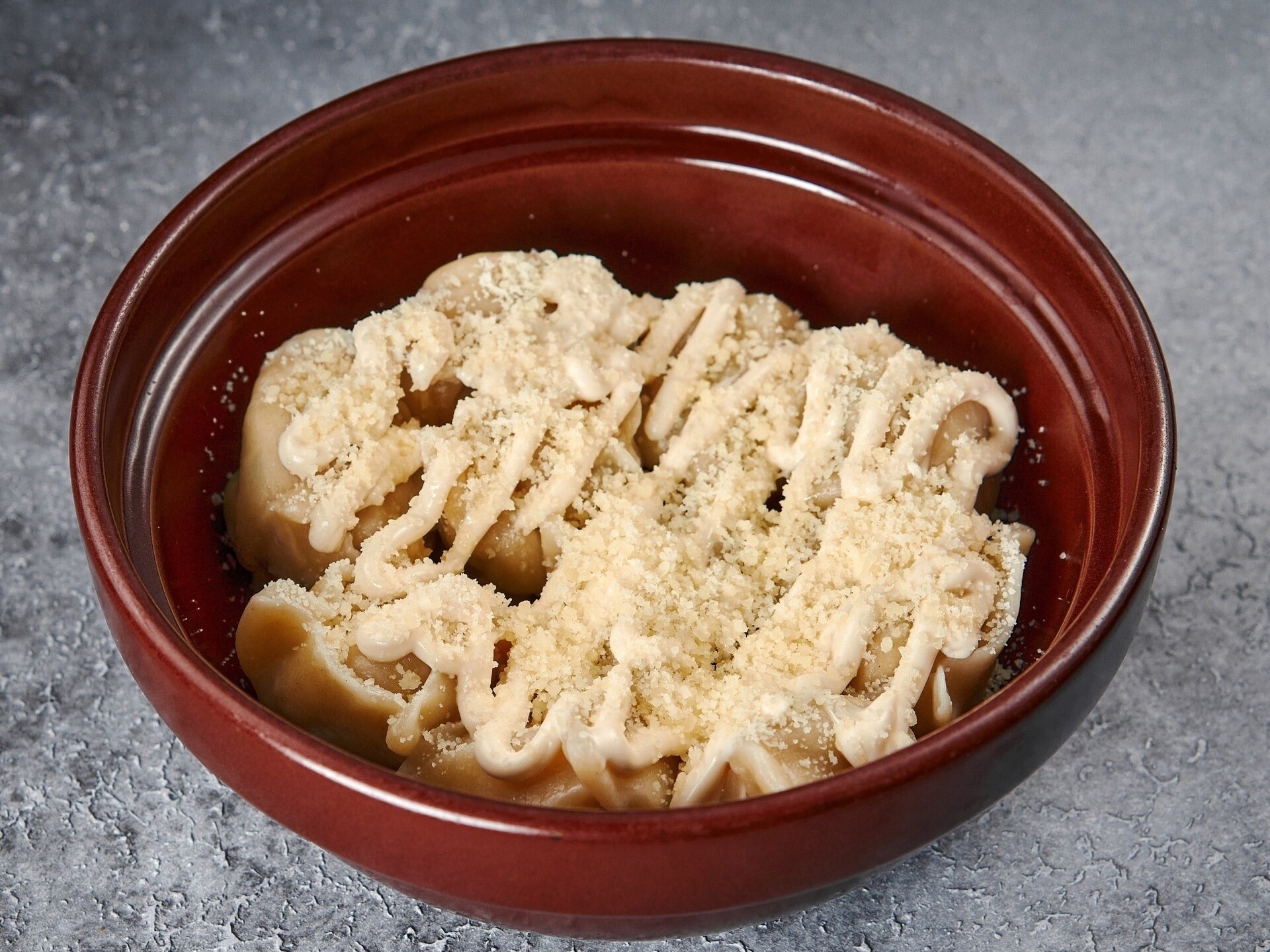 Пельмени с цыпленком, пармезаном и соусом Цезарь XL