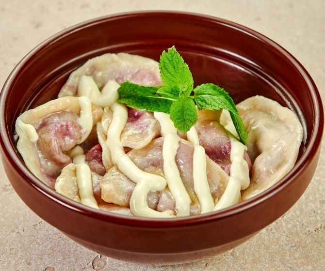 Вареники с вишней, сметаной и сгущенкой