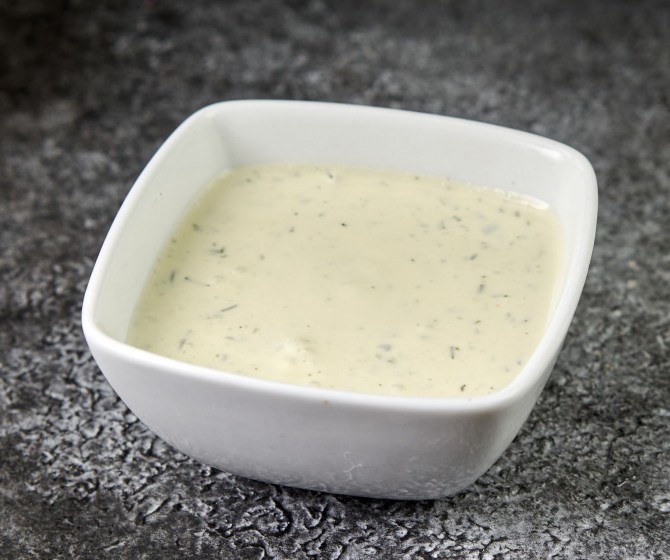 Сметана с чесноком и зеленью