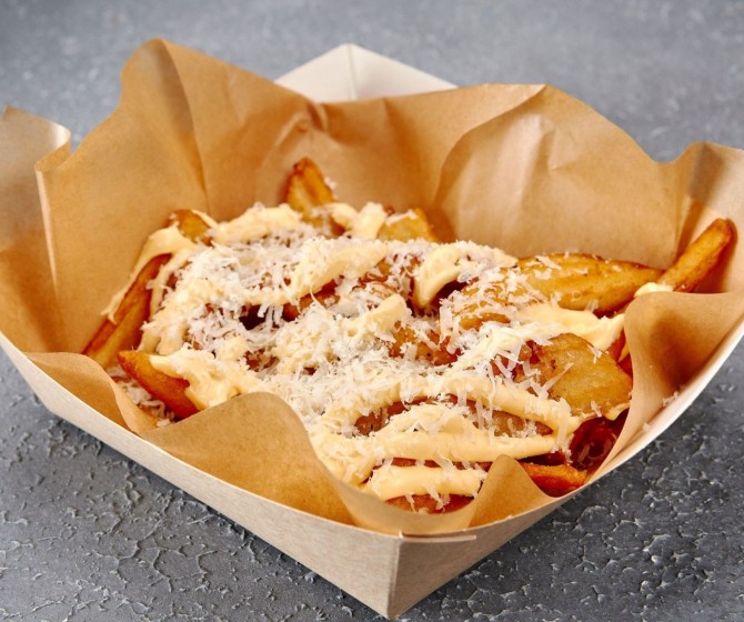 Картофельные стрипсы с сырным соусом, пармезаном и черным перцем