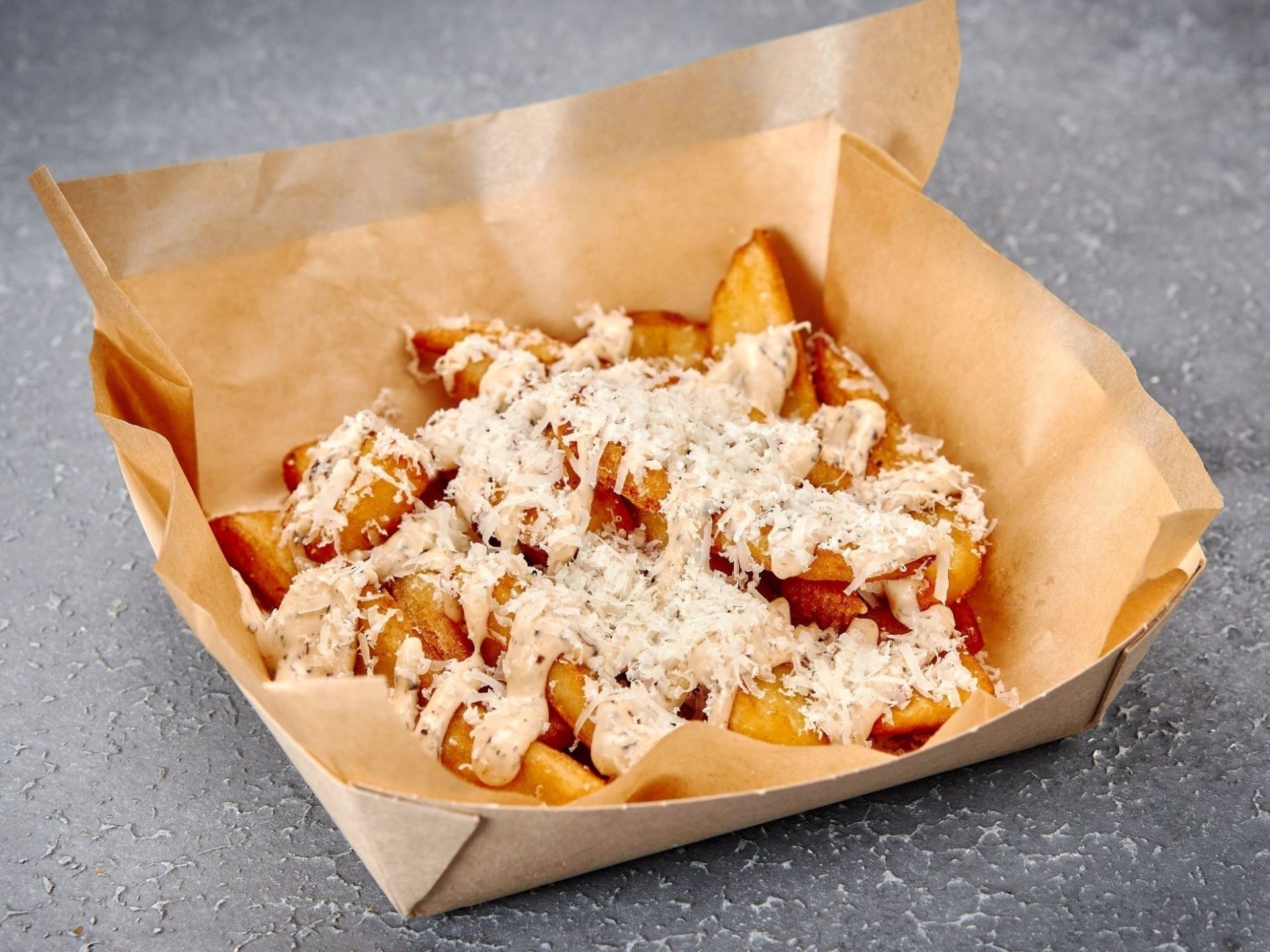 Картофельные стрипсы с трюфельным соусом и пармезаном