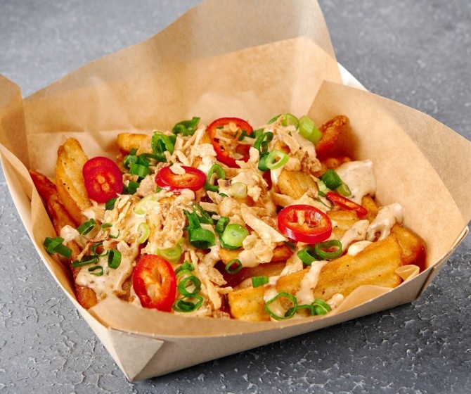 Картофельные стрипсы острые с соусом чипотле и луком фри