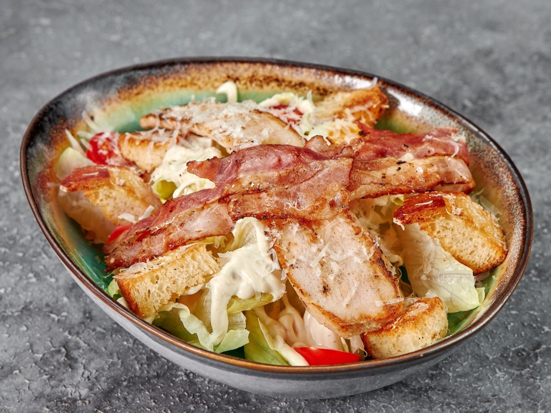 Цезарь с курицей и беконом